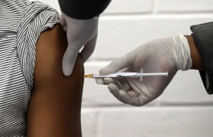 Covid-19: COVID: le vaccin d&#039;oxford se veut &quot;sur&quot;