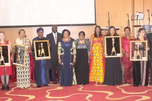 Photo légendée : La ministre de la Promotion de la Femme, de la Famille et de la Protection de l&#039;Enfant, Euphrasie Kouassi Yao posant avec les lauréates. 