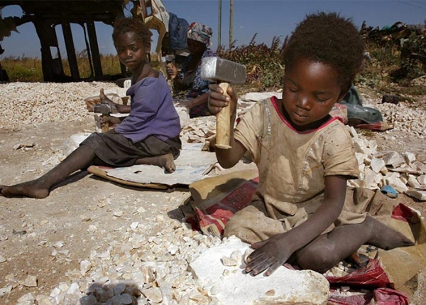 Florence Alami (Doctorante &agrave; l'Universit&eacute; Paris 8 dans la formation "Droit et actions humanitaires") : "L&rsquo;exploitation des enfants africains ne cesse de cro&icirc;tre "