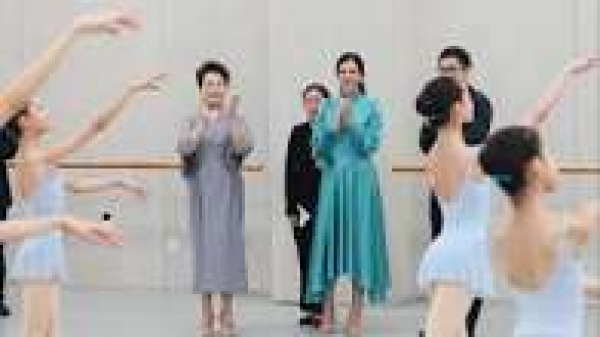 Peng Liyuan et Tamara Vucic visitent l'Acad&eacute;mie de danse de Beijing