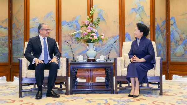 Peng Liyuan rencontre le directeur g&eacute;n&eacute;ral de l'UNESCO &agrave; Beijing